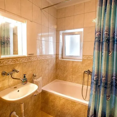 4 Bedroom With Pool At Peljesac Apartman Trpanj
