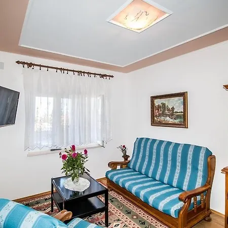 4 Bedroom With Pool At Peljesac *