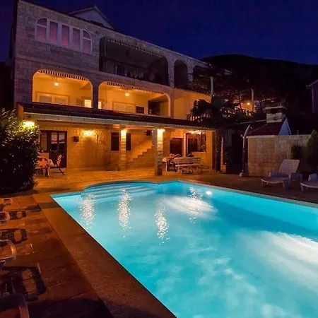 4 Bedroom With Pool At Peljesac